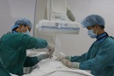 Kì diệu: Bệnh nhân đứng dậy đi được sau khi bơm... xi măng vào đốt sống Kì diệu: Bệnh nhân đứng dậy đi được sau khi bơm... xi măng vào đốt sống