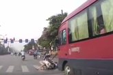 Người phụ nữ dừng đèn đỏ bị xe khách phía sau hất tung lên trời Người phụ nữ dừng đèn đỏ bị xe khách phía sau hất tung lên trời
