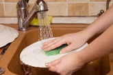 Những cách rửa bát khiến bạn dễ chết sớm Những cách rửa bát khiến bạn dễ chết sớm