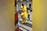 Thanh niên mặc đồ Pikachu giơ bảng "dừng xe tắt máy" khi đèn đỏ, bị tông ngã dúi dụi Thanh niên mặc đồ Pikachu giơ bảng "dừng xe tắt máy" khi đèn đỏ, bị tông ngã dúi dụi