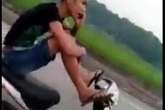 Thanh niên vừa lái xe bằng chân vừa gọi điện… khoe mẹ Thanh niên vừa lái xe bằng chân vừa gọi điện… khoe mẹ