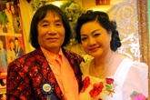 Vợ nghệ sĩ Minh Vương ân cần chăm sóc chồng tại đêm tiệc Vợ nghệ sĩ Minh Vương ân cần chăm sóc chồng tại đêm tiệc