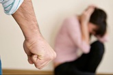 Chồng đánh què chân tôi, còn muốn cha mẹ vợ quỳ lạy Chồng đánh què chân tôi, còn muốn cha mẹ vợ quỳ lạy