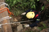 Thêm xác một phu vàng được đưa khỏi hang sâu 80m Thêm xác một phu vàng được đưa khỏi hang sâu 80m