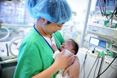 Một ngày làm việc của các y bác sĩ bên những "thiên thần" đang nằm trong lồng kính Một ngày làm việc của các y bác sĩ bên những "thiên thần" đang nằm trong lồng kính