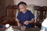 Cụ bà Cao Lan cứu nhiều người muốn tự tử nhờ bài thuốc học mót Cụ bà Cao Lan cứu nhiều người muốn tự tử nhờ bài thuốc học mót