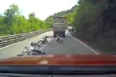 Thoát chết hy hữu khi va chạm với xe tải trên đèo Thoát chết hy hữu khi va chạm với xe tải trên đèo