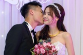 Mạc Hồng Quân trìu mến hôn Kỳ Hân trong lễ cưới ở quê Mạc Hồng Quân trìu mến hôn Kỳ Hân trong lễ cưới ở quê