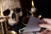 Muôn kiểu “kiêng cữ” tránh đen vào Thứ Sáu ngày 13 trên khắp thế giới Muôn kiểu “kiêng cữ” tránh đen vào Thứ Sáu ngày 13 trên khắp thế giới
