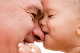 Đàn ông bao nhiêu tuổi là quá già để sinh con Đàn ông bao nhiêu tuổi là quá già để sinh con