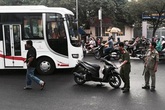 Thanh niên bị chém gần lìa tay khi đang chạy xe ở Sài Gòn Thanh niên bị chém gần lìa tay khi đang chạy xe ở Sài Gòn