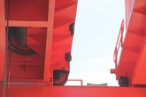 Kỳ lạ 11 đàn ong xây tổ trên cẩu trục thủy điện Kỳ lạ 11 đàn ong xây tổ trên cẩu trục thủy điện