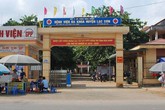 Xôn xao hình ảnh bệnh nhân được bó chiếu, khiêng về nhà Xôn xao hình ảnh bệnh nhân được bó chiếu, khiêng về nhà
