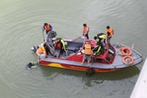 Công an lặn sông tìm súng của nghi phạm bắn chết người Trung Quốc Công an lặn sông tìm súng của nghi phạm bắn chết người Trung Quốc