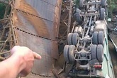 Xe tải chở quá tải làm sập cầu, một học sinh nguy kịch Xe tải chở quá tải làm sập cầu, một học sinh nguy kịch