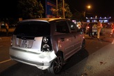 Người đàn ông tông ôtô vào nhiều xe đang dừng đèn đỏ Người đàn ông tông ôtô vào nhiều xe đang dừng đèn đỏ