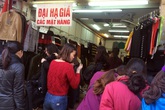 Cuối năm chị em chen chân mua hàng giảm giá Cuối năm chị em chen chân mua hàng giảm giá