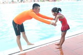 Nghỉ học thêm, quyết cho con học bơi vì sợ bị đuối nước Nghỉ học thêm, quyết cho con học bơi vì sợ bị đuối nước