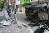 Range Rover đâm cột điện rồi lật giữa phố Hà Nội Range Rover đâm cột điện rồi lật giữa phố Hà Nội