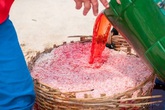 Ruốc, ớt, hạt dưa nhuộm đỏ bằng thuốc nhuộm quần áo nguy hiểm ra sao Ruốc, ớt, hạt dưa nhuộm đỏ bằng thuốc nhuộm quần áo nguy hiểm ra sao