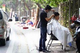 Bùng nổ tranh cãi từ câu chuyện "soái ca" hớt tóc vỉa hè nghèo mà thương vợ Bùng nổ tranh cãi từ câu chuyện "soái ca" hớt tóc vỉa hè nghèo mà thương vợ