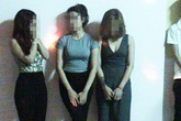 4 nam nữ thanh niên rủ nhau “đập đá” trong quán karaoke 4 nam nữ thanh niên rủ nhau “đập đá” trong quán karaoke