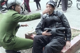 Bức ảnh công an bón mỳ cho người ngất xỉu gây xúc động Bức ảnh công an bón mỳ cho người ngất xỉu gây xúc động
