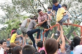 ‘Sân nhà bà đâu mà cấm…’ ‘Sân nhà bà đâu mà cấm…’