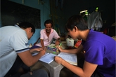 Gác lo toan, cha tự tin thi đại học cùng hai con Gác lo toan, cha tự tin thi đại học cùng hai con