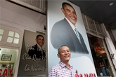 Chủ hiệu cắt tóc 7 năm treo ảnh Obama vì giống hệt Chủ hiệu cắt tóc 7 năm treo ảnh Obama vì giống hệt