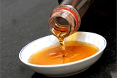 Mẹo phân biệt nước mắm thật - giả mà các bà nội trợ nên biết Mẹo phân biệt nước mắm thật - giả mà các bà nội trợ nên biết