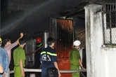 Phá cửa cứu vợ chồng 70 tuổi trong căn nhà đỏ lửa Phá cửa cứu vợ chồng 70 tuổi trong căn nhà đỏ lửa