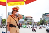Giọt mồ hôi lăn trên má nữ cảnh sát giao thông Giọt mồ hôi lăn trên má nữ cảnh sát giao thông