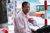 Gặp lại người cha sống trong ống cống nuôi 2 con thủ khoa Gặp lại người cha sống trong ống cống nuôi 2 con thủ khoa