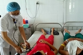 Nhiều người nghi bị ngộ độc thực phẩm phải nhập viện cấp cứu Nhiều người nghi bị ngộ độc thực phẩm phải nhập viện cấp cứu