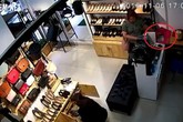 Mất đúng 5 giây, nữ khách hàng khiến nhân viên phải 'khóc cả tháng' Mất đúng 5 giây, nữ khách hàng khiến nhân viên phải 'khóc cả tháng'