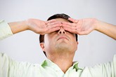Uống nhiều rượu mắt sẽ bị mờ Uống nhiều rượu mắt sẽ bị mờ