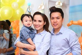 Con trai Diễm Hương xuất hiện kháu khỉnh trong tiệc thôi nôi Con trai Diễm Hương xuất hiện kháu khỉnh trong tiệc thôi nôi