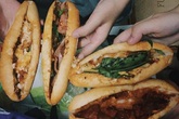 Gánh bánh mì đêm dưới chân cầu Tràng Tiền Gánh bánh mì đêm dưới chân cầu Tràng Tiền