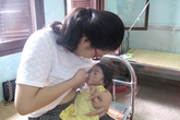 Nhiều mẹ tự nguyện đến viện cho bé 14 tháng nặng 3,5kg bú Nhiều mẹ tự nguyện đến viện cho bé 14 tháng nặng 3,5kg bú