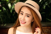 Quỳnh Nga diện tông trắng đen tinh nghịch dạo phố Quỳnh Nga diện tông trắng đen tinh nghịch dạo phố