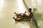 Hà Nội: "Chui" xuống hầm đi bộ ngủ trưa trốn nắng nóng gay gắt như đổ lửa Hà Nội: "Chui" xuống hầm đi bộ ngủ trưa trốn nắng nóng gay gắt như đổ lửa