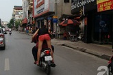 Hà Nội: Clip cô gái trẻ "làm xiếc" trên phố, vừa đứng sau vừa lái xe vừa hôn hít bạn trai Hà Nội: Clip cô gái trẻ "làm xiếc" trên phố, vừa đứng sau vừa lái xe vừa hôn hít bạn trai