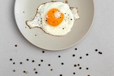 Vì sao nên ăn trứng với hạt tiêu Vì sao nên ăn trứng với hạt tiêu