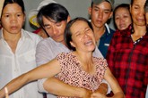 Con khóc khản giọng đón thi thể mẹ từ Bình Thuận Con khóc khản giọng đón thi thể mẹ từ Bình Thuận