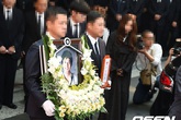 Người thân đau buồn đưa tiễn sao 'Tối nay ăn gì' Người thân đau buồn đưa tiễn sao 'Tối nay ăn gì'