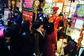 Xếp hàng từ 5 giờ sáng mua vàng Thần tài cầu may Xếp hàng từ 5 giờ sáng mua vàng Thần tài cầu may