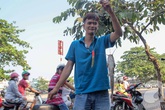 Lạ đời: Người Sài Gòn ngồi vỉa hè, cạy nắp cống để... câu, bắt được cả cá trê 20kg Lạ đời: Người Sài Gòn ngồi vỉa hè, cạy nắp cống để... câu, bắt được cả cá trê 20kg
