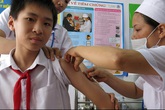 Cần Thơ tổ chức tiêm vaccine Sởi - Rubella cho 16.000 học sinh: Bố trí bàn tiêm theo quy tắc một chiều Cần Thơ tổ chức tiêm vaccine Sởi - Rubella cho 16.000 học sinh: Bố trí bàn tiêm theo quy tắc một chiều