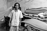 Bà già yếu, ông bị bệnh thần kinh nuôi cháu bé mồ côi bố mẹ Bà già yếu, ông bị bệnh thần kinh nuôi cháu bé mồ côi bố mẹ